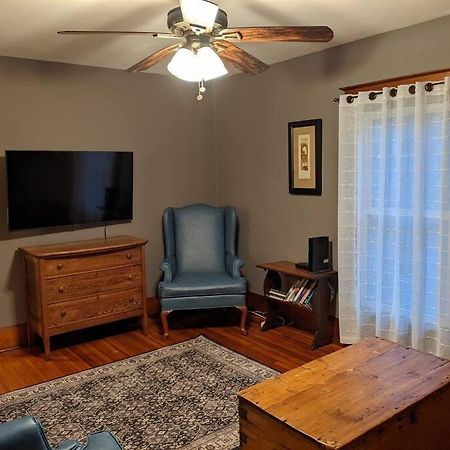 Large Bakery Apartment - Central Downtown Location Fredonia Esterno foto