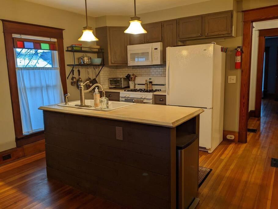 Large Bakery Apartment - Central Downtown Location Fredonia Esterno foto