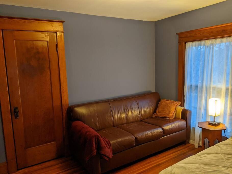 Large Bakery Apartment - Central Downtown Location Fredonia Esterno foto